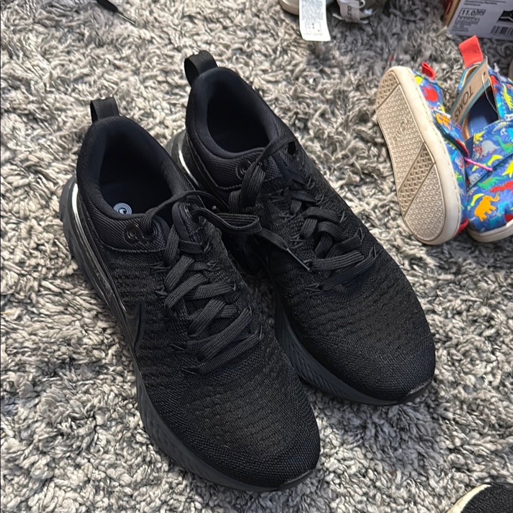 Nike Black Athletic Shoes Sleek Design Breathable Comfort